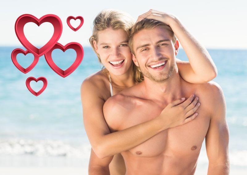 幸福浪漫的情侣在沙滩环抱