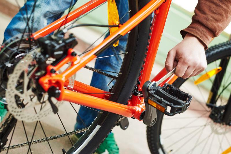 自行车修理或调整的技工维修人员