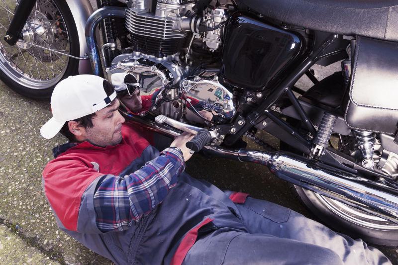 年轻机械师修理摩托车