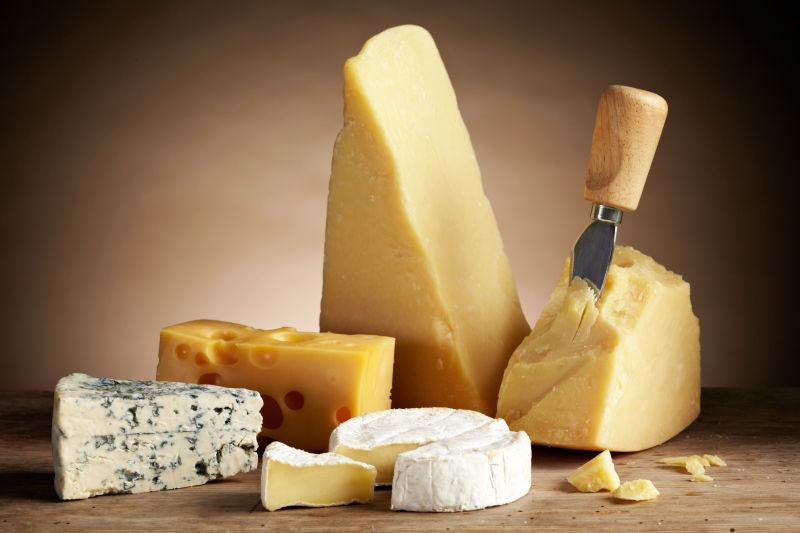 桌子上的不同种类的奶酪