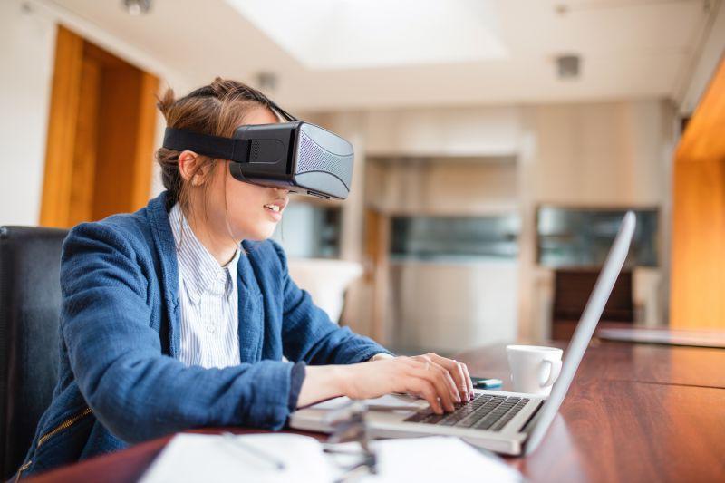 女人在办公室内带着VR眼镜办公
