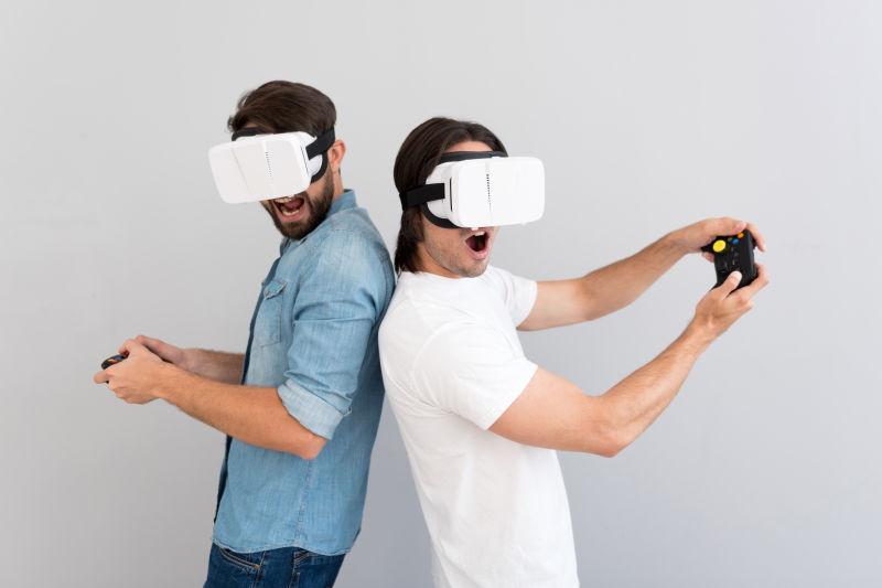两个男人背对着戴上VR眼镜玩游戏