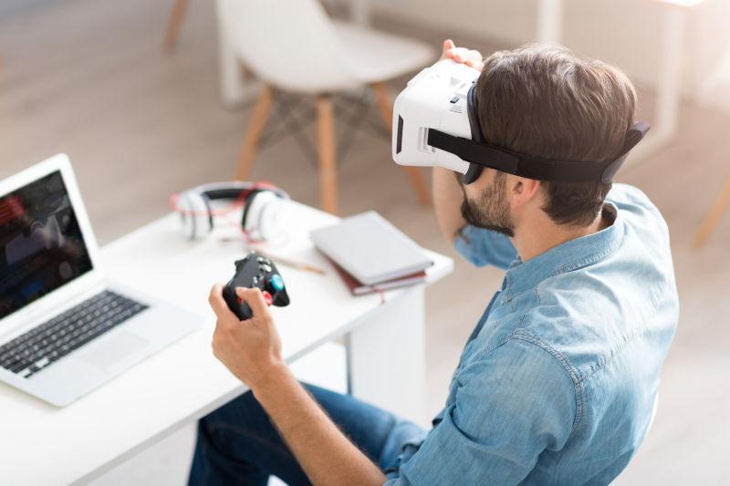 男人戴着VR眼镜玩游戏