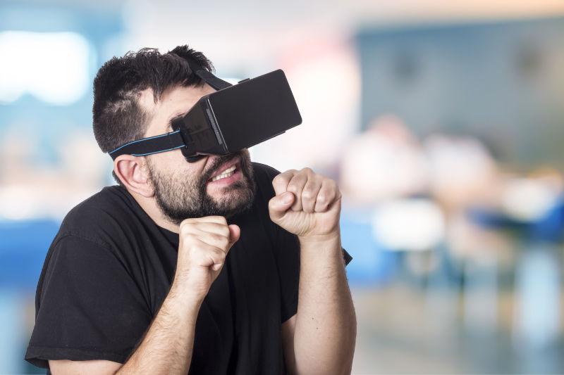 男人带着VR眼镜双手握拳