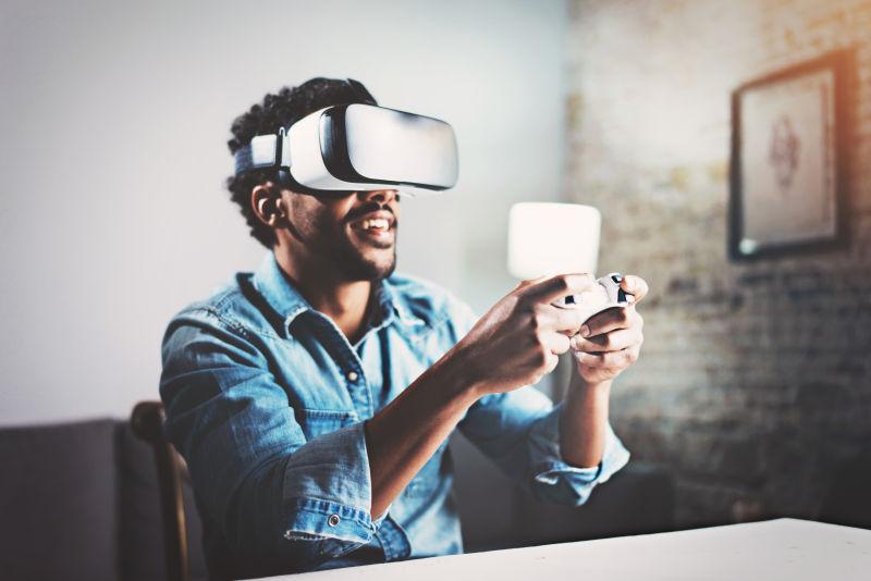 在家戴着VR眼镜玩游戏的男人