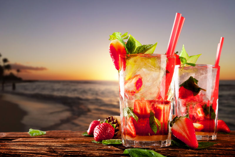 海滩上的冰镇草莓饮料