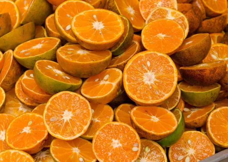 切成两半的新鲜橙子
