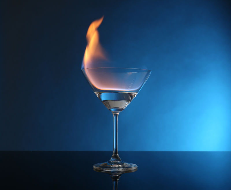 玻璃杯中燃烧的酒