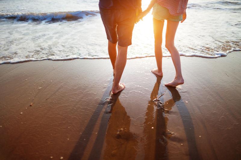 海滩上散步的年轻情侣