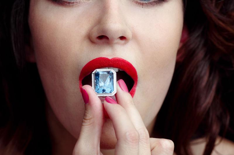 女性嘴里带来蓝宝石戒指