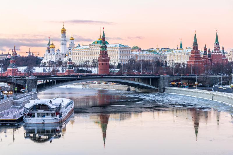 冬季早晨金色天空下的克里姆林宫和莫斯科河