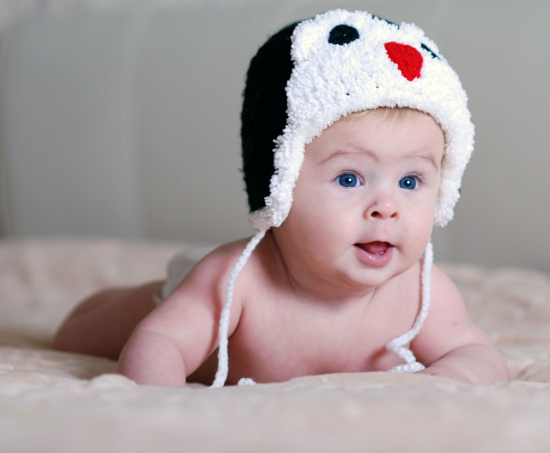 宝宝戴着企鹅帽子