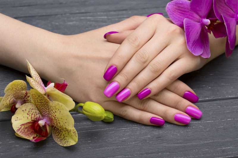 木质板上美女紫色的指甲