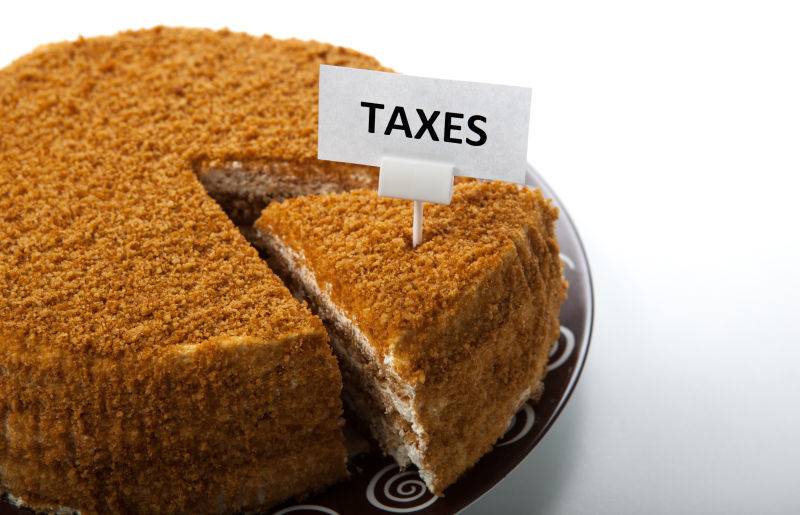 插在蛋糕上的标签写着taxes