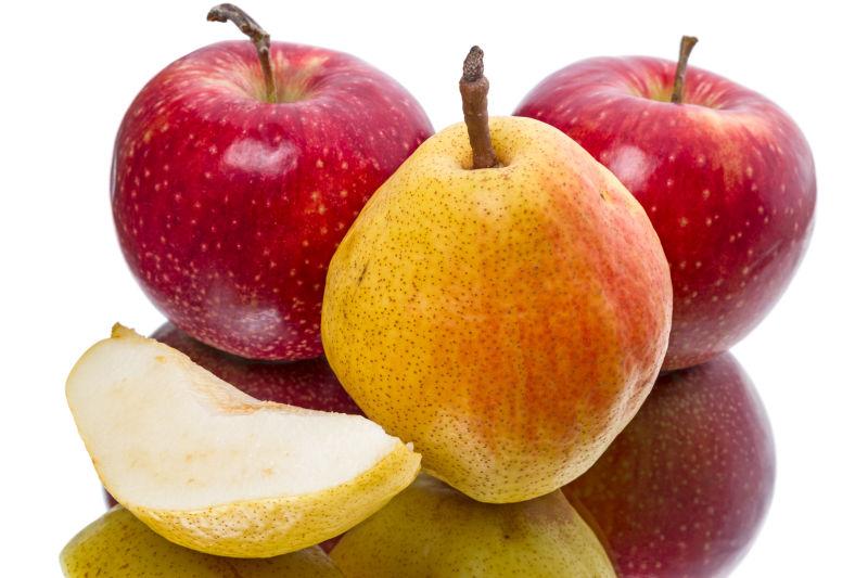 白色背景上的新鲜红苹果和黄色梨子