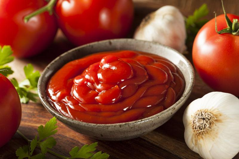 有机红茄番茄酱在碗里