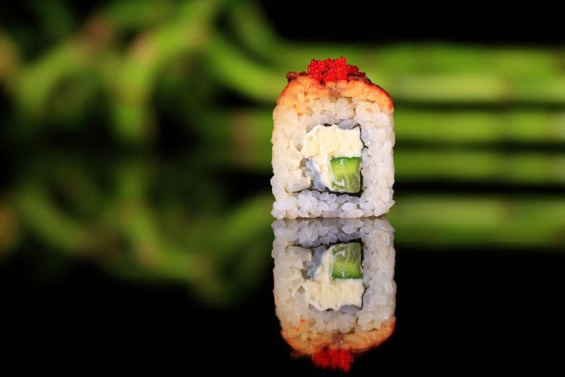 黑色背景下的Sushi Roll
