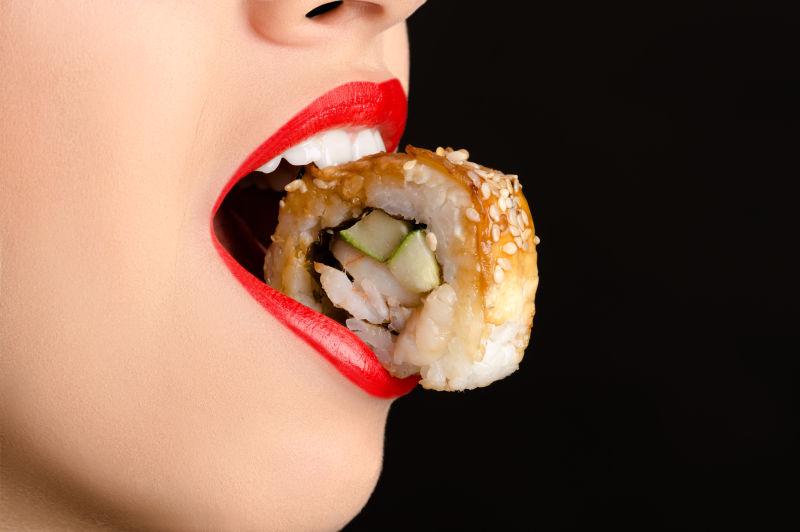女孩吃寿司卷