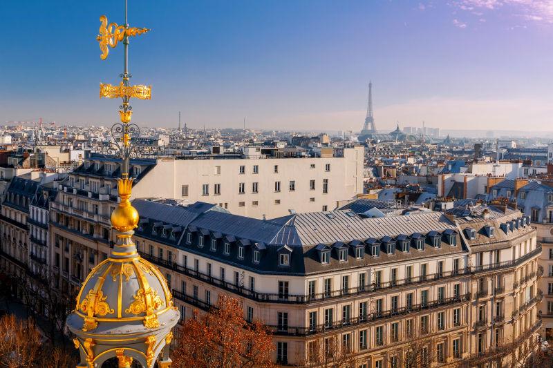 蓝天白云下的巴黎城市建筑风景