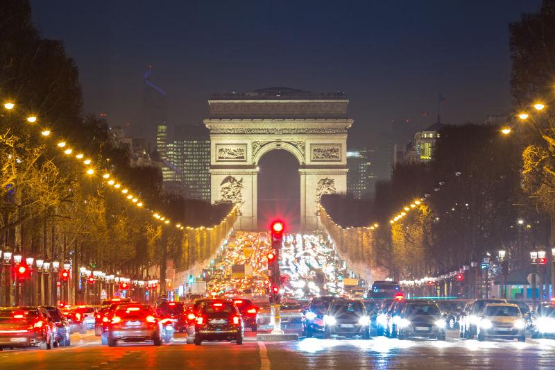 夜晚灯火通明的法国巴黎香榭丽舍大道的凯旋门