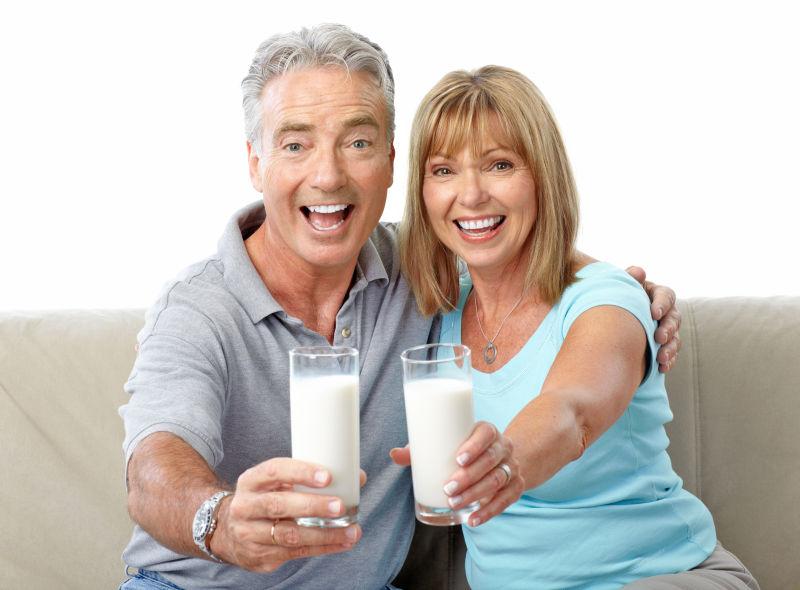 快乐的老夫妇喝牛奶