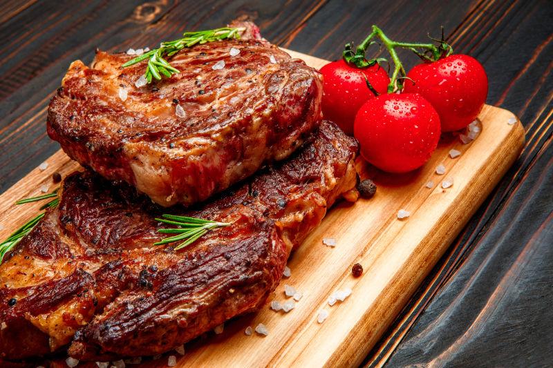 木板上美味的烤牛肉