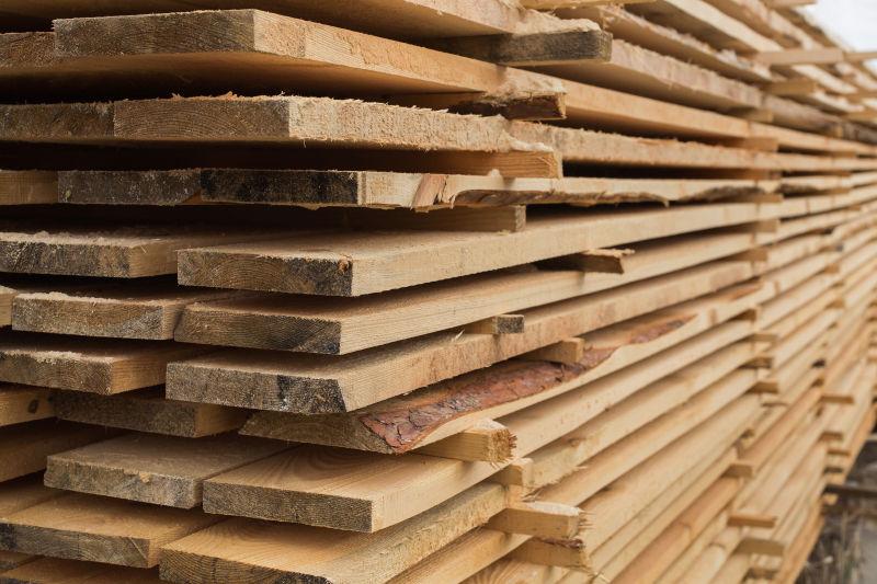 锯木厂里整齐的木材