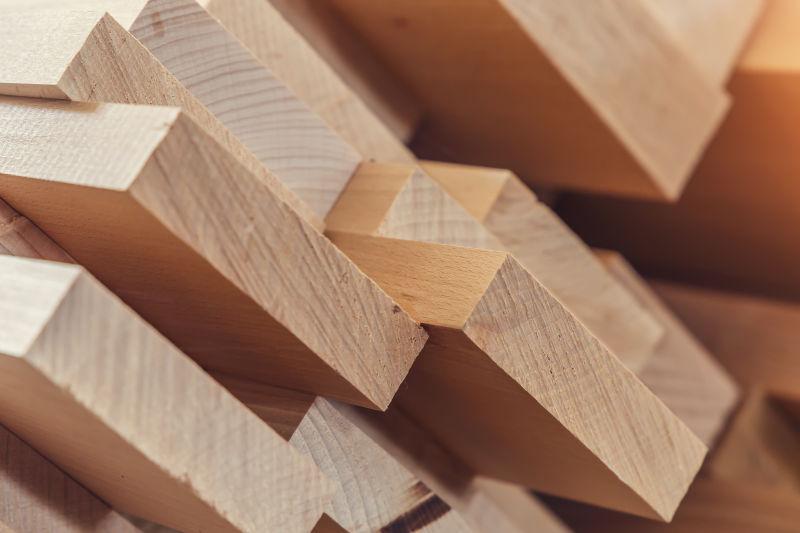堆砌的木材