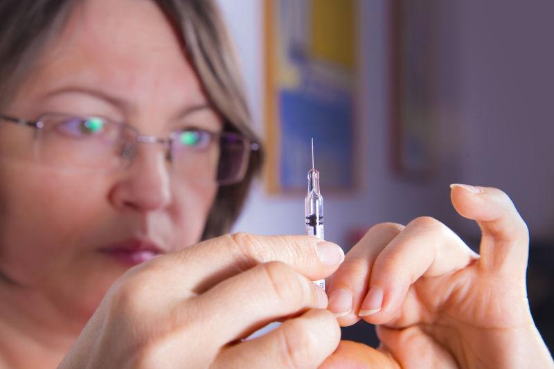 成年妇女准备注射胰岛素