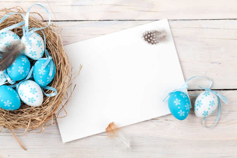 木桌上蓝白色的复活节彩蛋