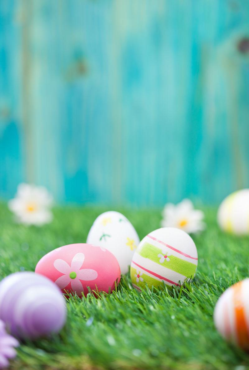 散落在草地上的复活节彩蛋