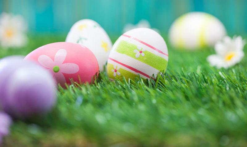 摆放在草地上的复活节彩蛋