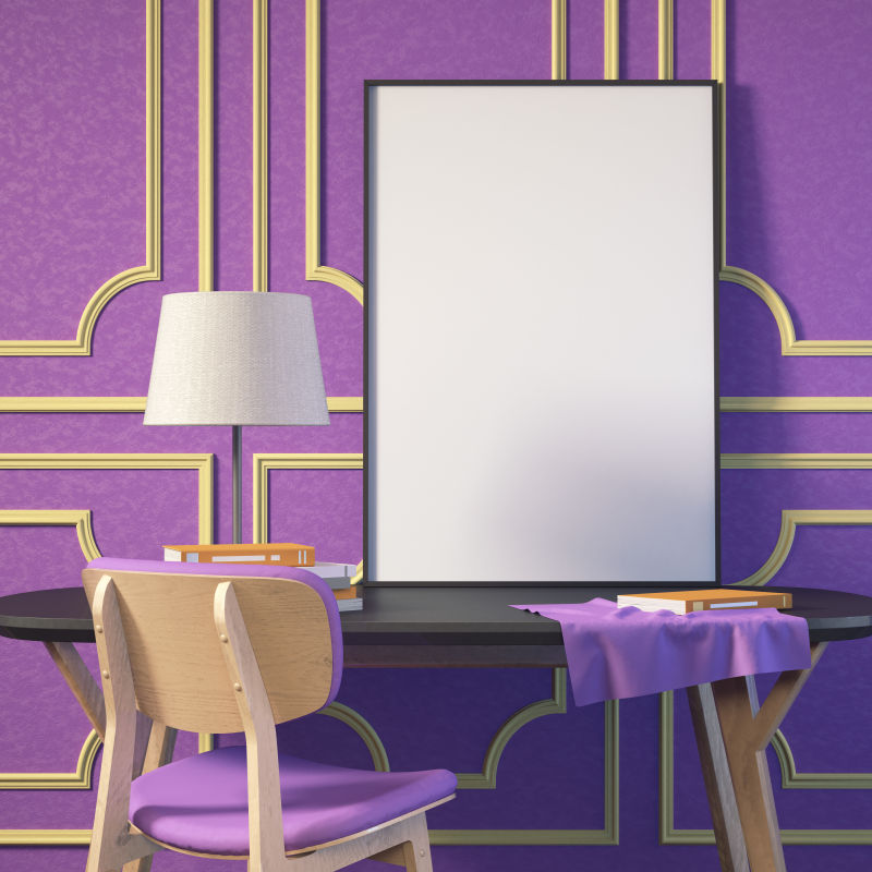 紫色墙壁旁的紫色椅子和办公桌上空白画框