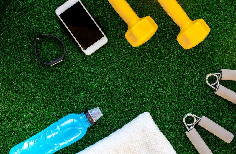 绿色草地上健身器材和手机