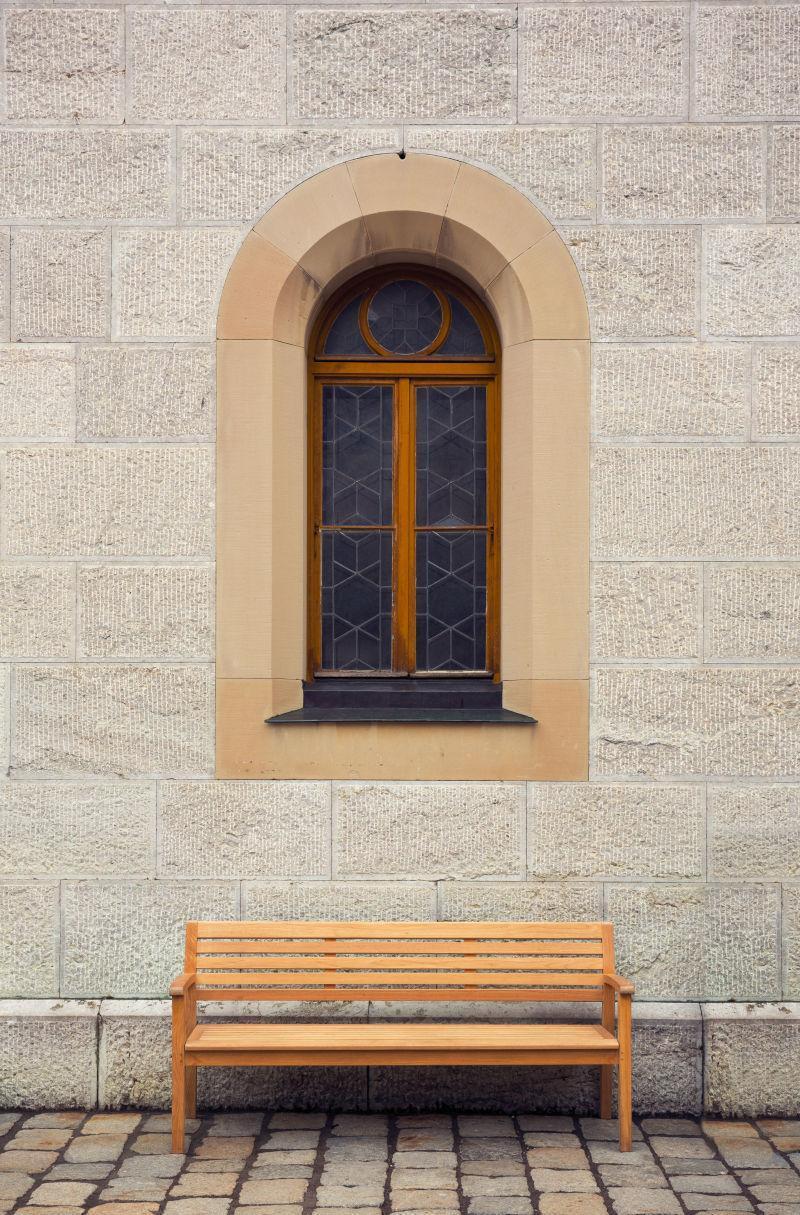 旧建筑窗户旁边的长椅