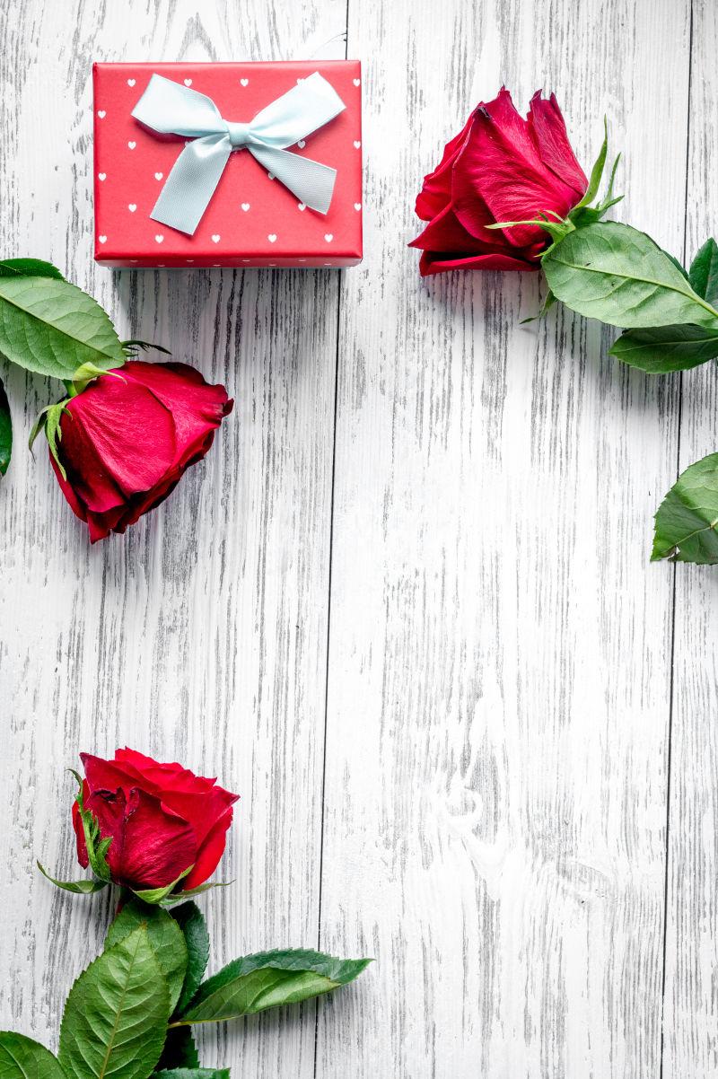 木桌上的玫瑰花与情人节礼物