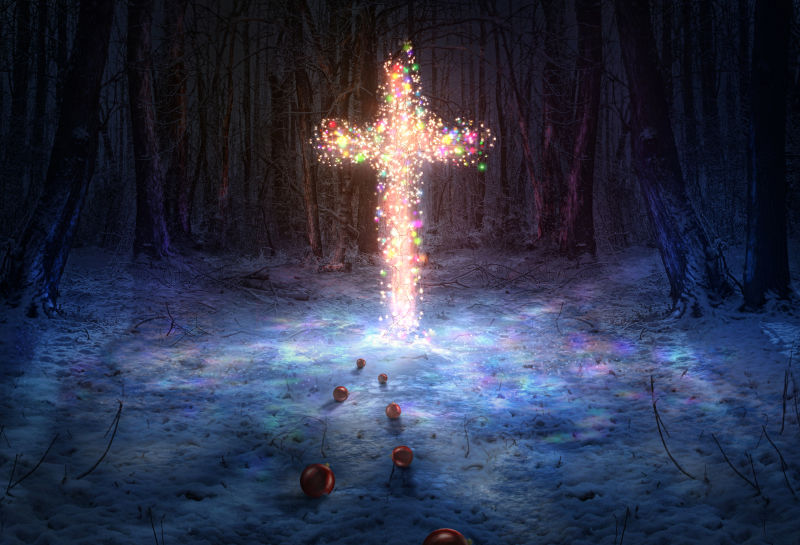 森林里的圣诞灯装饰的十字架