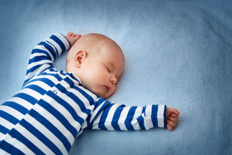 躺在蓝色毛毯上的宝宝