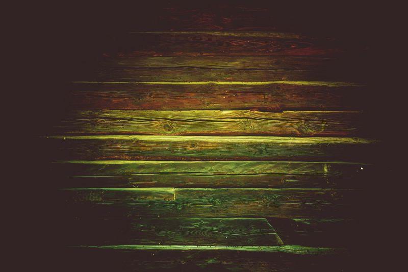 木质墙壁上的发绿的木板