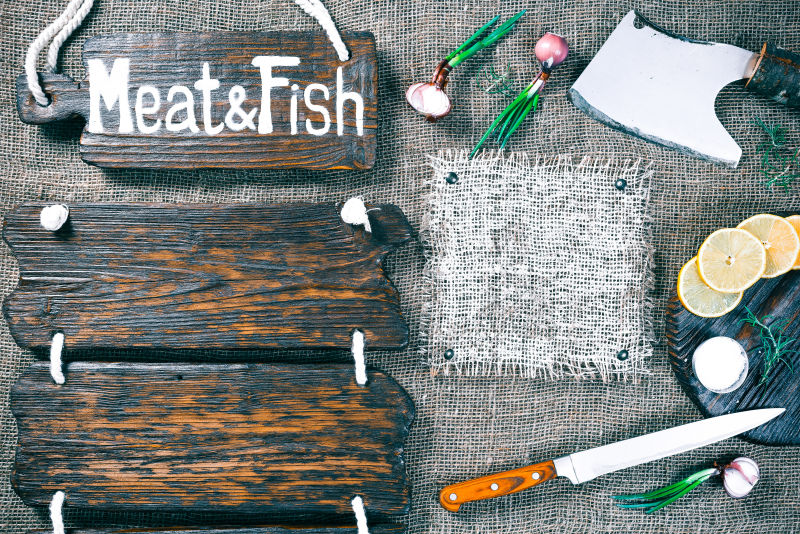 肉和鱼作为标题栏的木制招牌