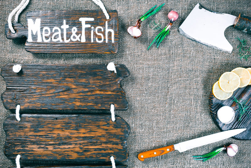 肉和鱼作为标题栏的深色木板招牌