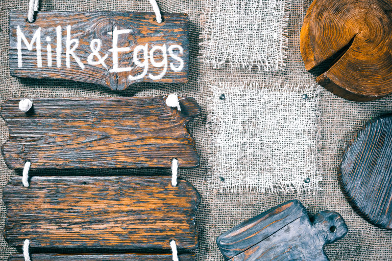 牛奶和鸡蛋为标题栏的木制招牌