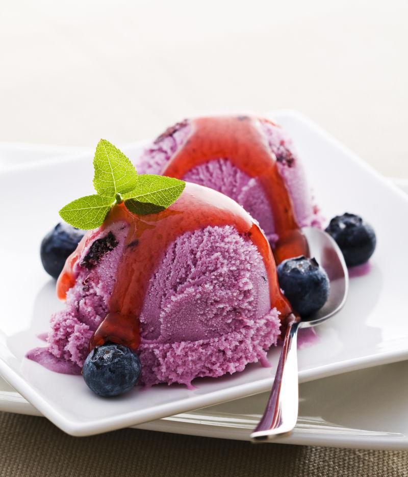 白色盘子里美味的蓝莓冰激凌