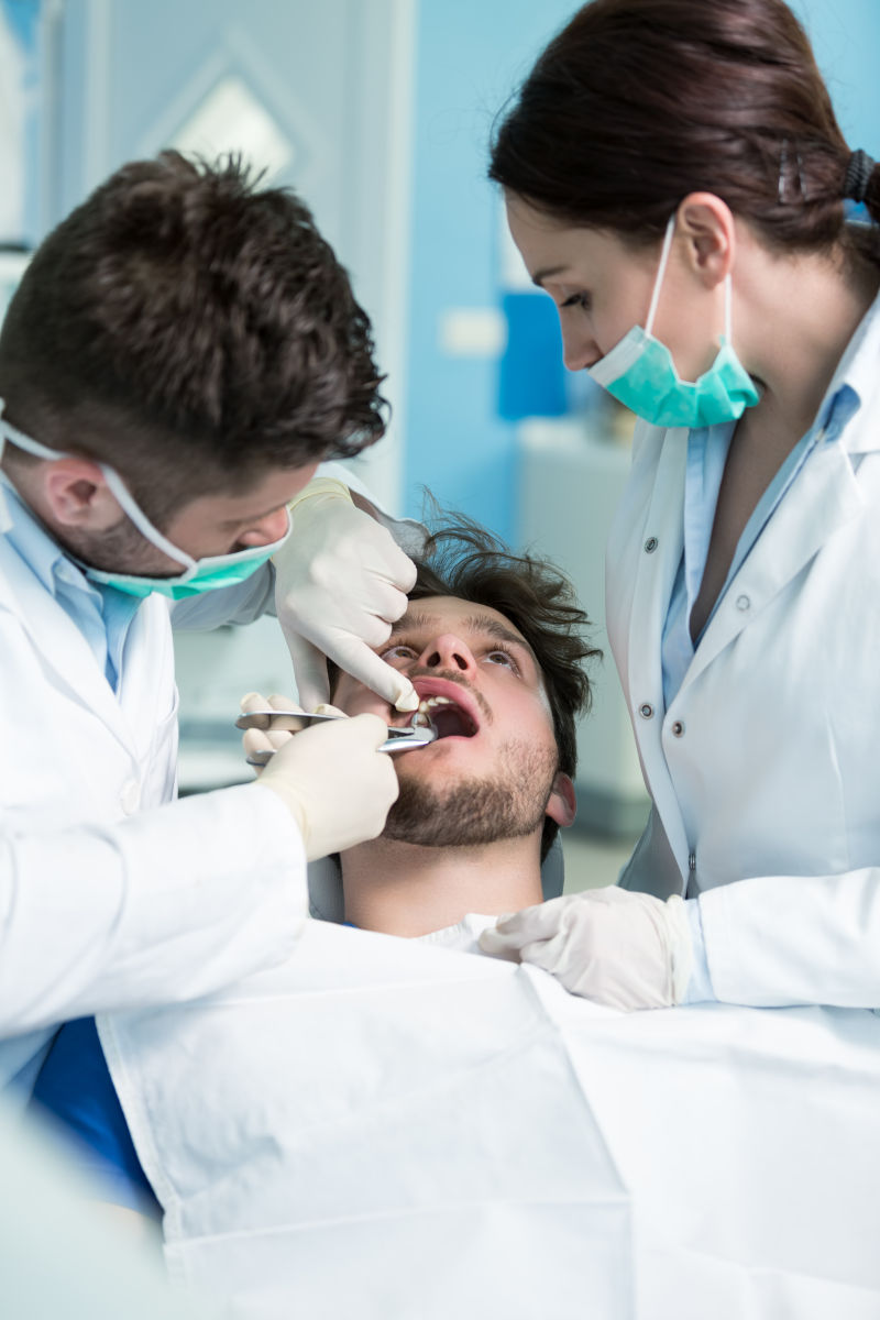 两个牙医正在给病人检查牙齿