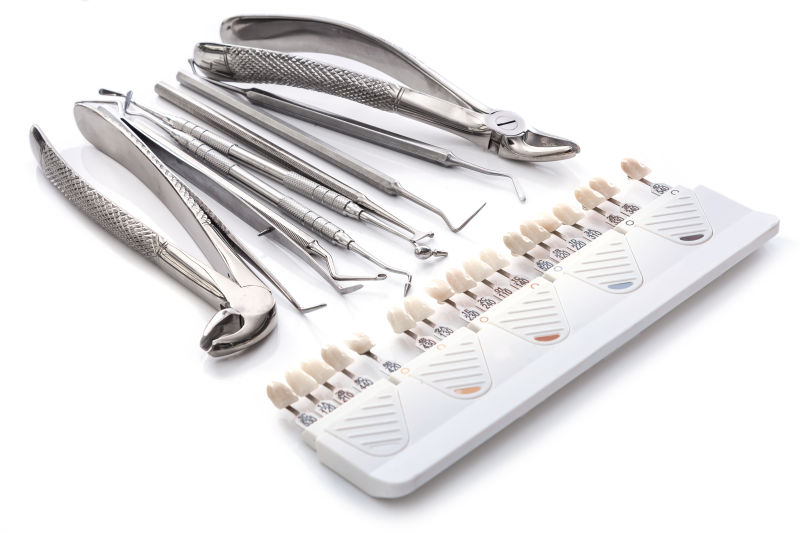 各种牙科工具和牙齿标本