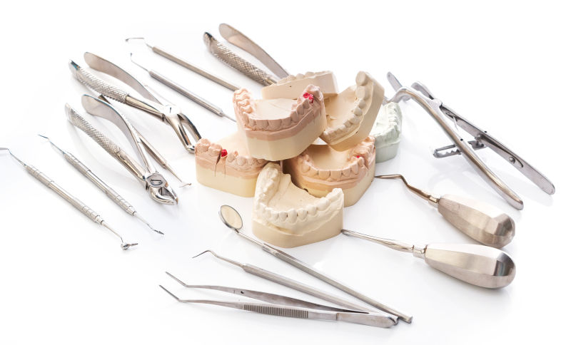 颌骨石膏模型与牙科工具