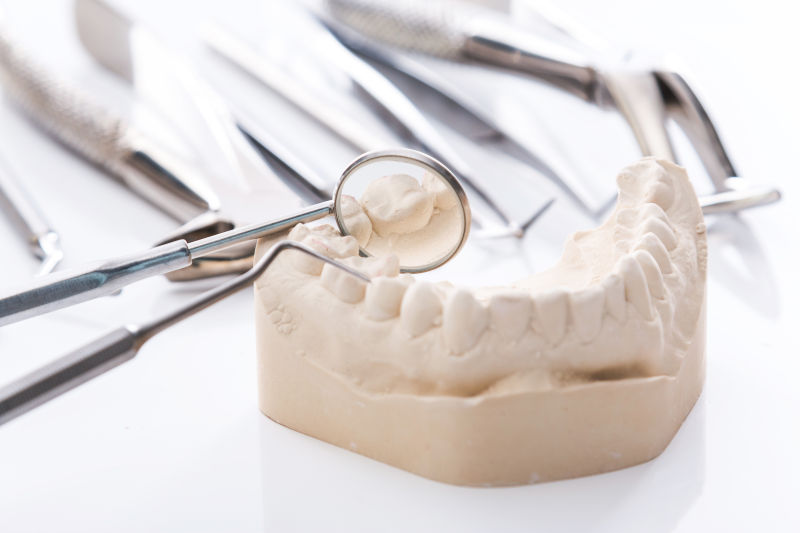 颌骨石膏模型和牙科工具