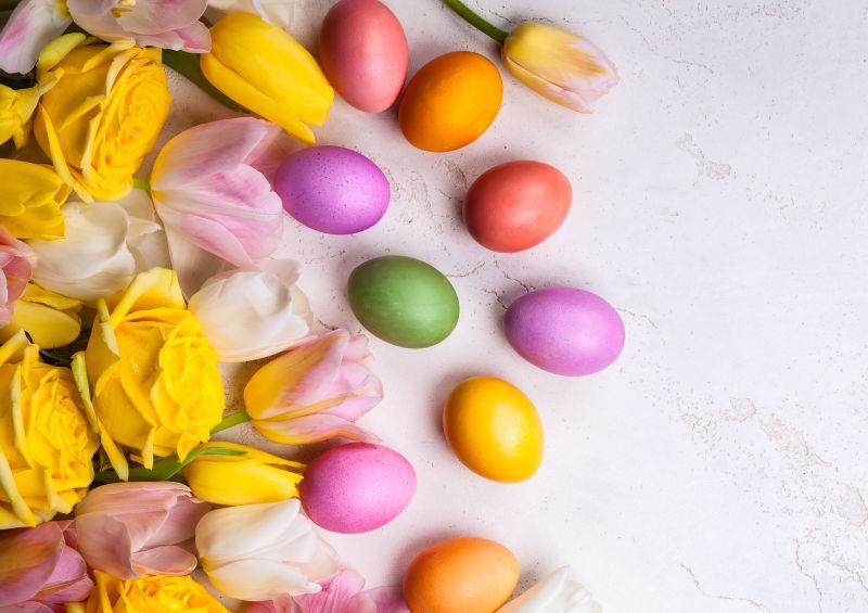 彩色郁金香和复活节彩蛋
