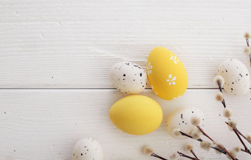 白色背景上的黄色和白色的复活节彩蛋