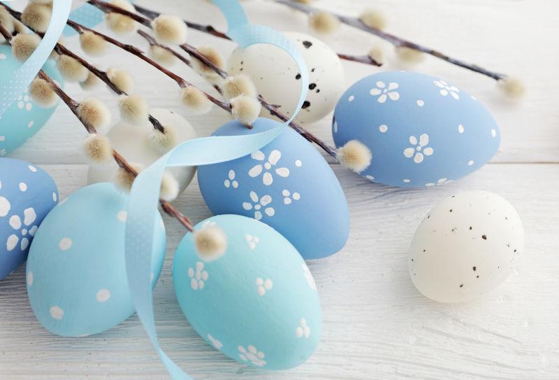 白色背景上的蓝色的复活节彩蛋